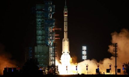 China manda su primer astronauta al espacio y estará durante un año (video)