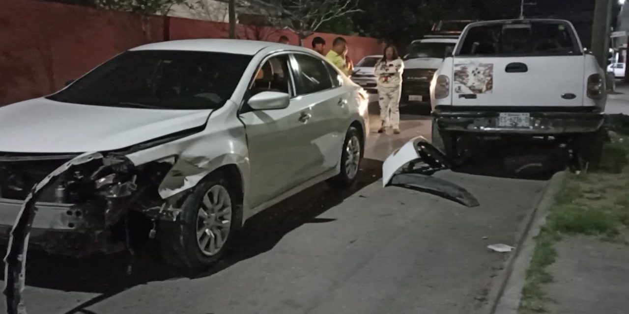 Choca contra camioneta estacionada en Saltillo