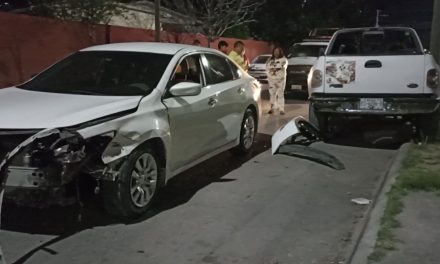 Choca contra camioneta estacionada en Saltillo