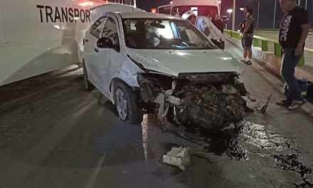 Choca y rebota contra la barrera en Saltillo