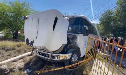 Saltillo: Chofer de ruta urbana provoca persecucióny termina estrellado; pasajeros resultan heridos