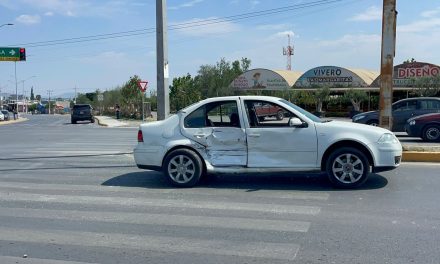 Jetta se pasa el rojo y ocasiona accidente en Valdés Sánchez y Colosio