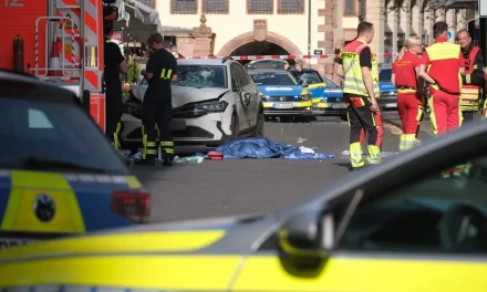 Automóvil atropella a multitud en zona peatonal en Alemania; dos personas murieron