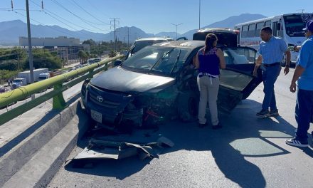 Saltillo: Mujer sufre fuerte accidente sobre el puente de Fundadores y Mirasierra
