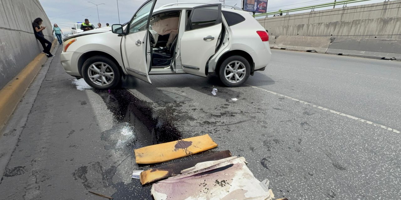 Conductora choca contra muro en el periférico LEA; viajaba con dos menores