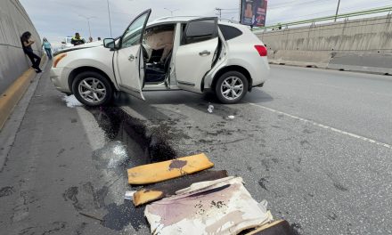 Conductora choca contra muro en el periférico LEA; viajaba con dos menores