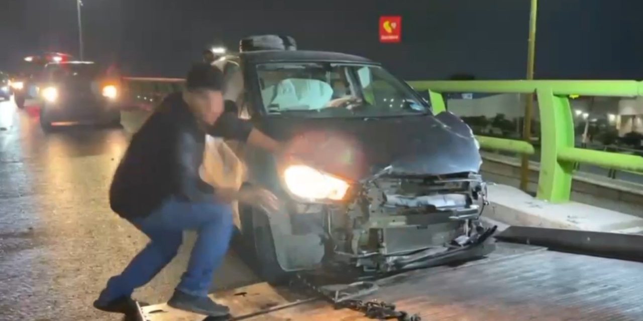 Conductor pierde el control y choca contra estructura en bulevar Nazario Ortiz