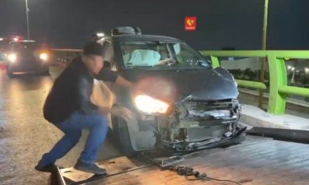 Conductor pierde el control y choca contra estructura en bulevar Nazario Ortiz