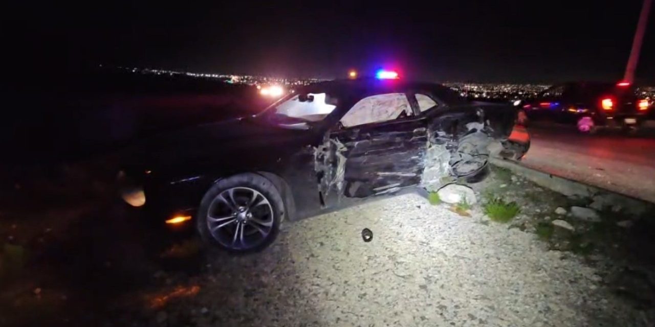 Conductor de Dodge Challenger provoca accidente y huye del lugar