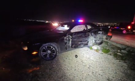 Conductor de Dodge Challenger provoca accidente y huye del lugar