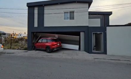 Conductora termina dentro de un domicilio tras provocar accidente en Saltillo