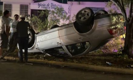 Conductor vuelca tras chocar contra árbol en Saltillo