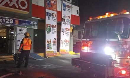 Saltillo: Corto provoca incendio en un Oxxo de la Satélite Sur