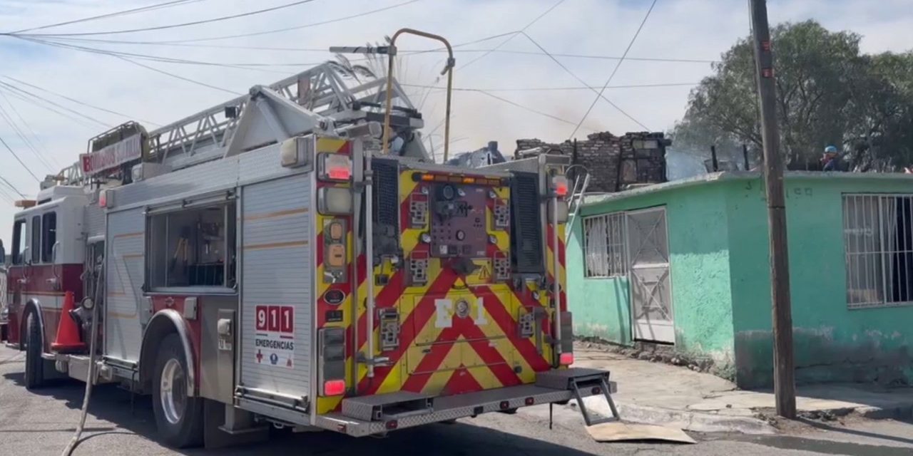 Cortocircuito provoca incendio y consume parte de vivienda en Saltillo