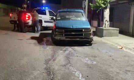 Dormita al volante y vuelca su camioneta en la colonia Santa Teresa