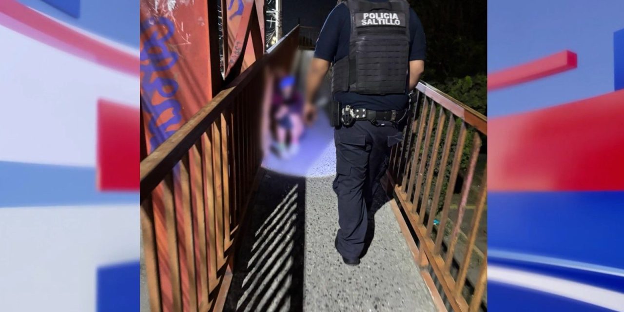 Evitan tragedia en puente peatonal de Saltillo