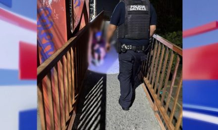 Evitan tragedia en puente peatonal de Saltillo