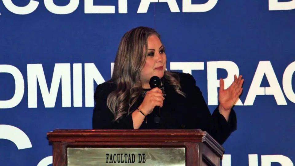 Funcionaria de UAdeC abandona su trabajo, fue a Universal Studios