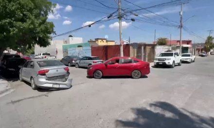 Ignora señal de alto y provoca choque con motociclista en Mirasierra