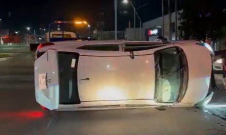 Imprudente ebrio causa volcadura en Saltillo; hizo una vuelta prohibida