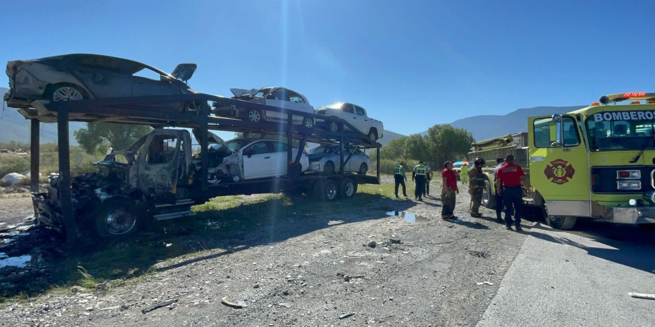Se incendia en Arteaga vehículo que llevaba vehículos siniestrados