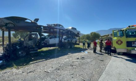 Se incendia en Arteaga vehículo que llevaba vehículos siniestrados