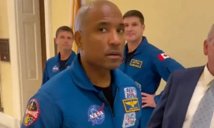 ‘Dejen de mentir, nunca fueron al espacio’: hombre confronta a la tripulación de Artemis II