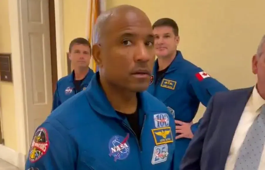 ‘Dejen de mentir, nunca fueron al espacio’: hombre confronta a la tripulación de Artemis II