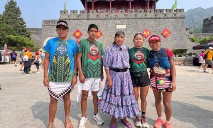 Atletas Rarámuris y Mixtecos conquistan la Gran Muralla China