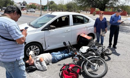 Intenta ganarle el paso a motociclista y lo manda al hospital en Saltillo