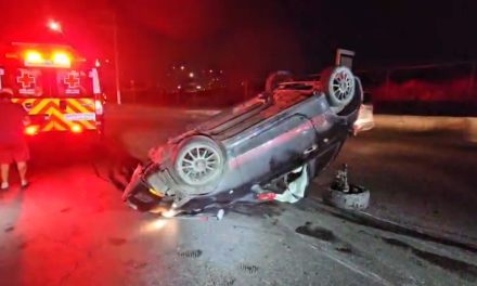 Intenta rebasar y termina volcado en Saltillo