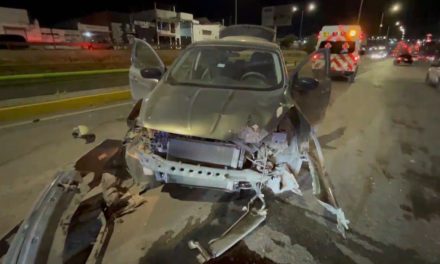Le cierran el paso y termina chocando en Saltillo