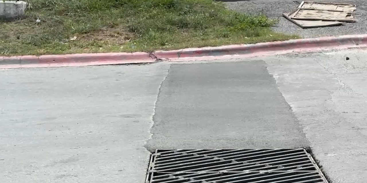 Le colocan concreto a alcantarilla en Saltillo