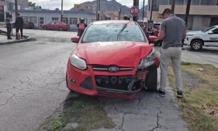 Le quita el derecho de paso y colisionan en el centro de Saltillo