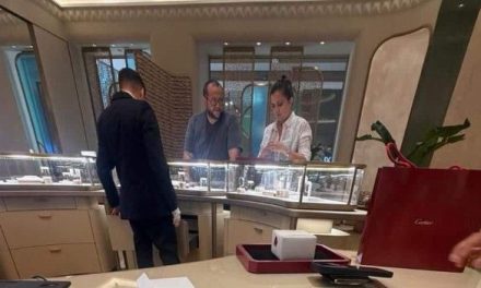 Así captaron a José Ramón López Beltrán de shopping en tienda Cartier (video)
