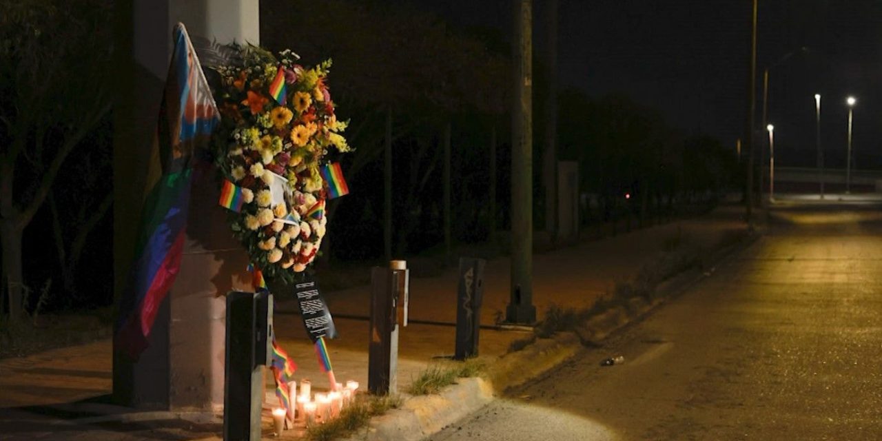 Colectivos de comunidad LGBTTI+ colocan memoriales.