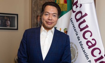 Mario Delgado anuncia aumento salarial del 9% a maestros