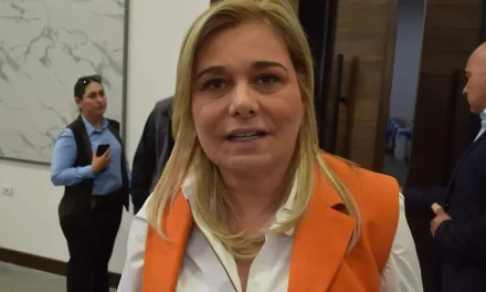 Gobernadora de Chihuahua llega a la CDMX para comparecer ante la FGR