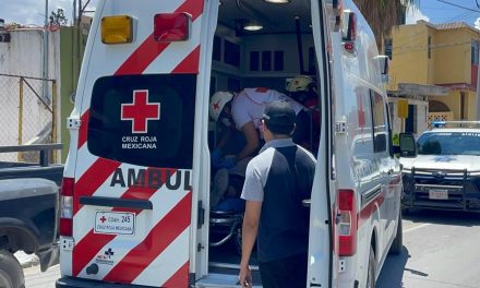 Camioneta embiste a mecánicos mientras la reparaban en calles del Centro de Saltillo
