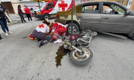 Saltillo: Motociclista termina fracturado tras ignorar alto en Vista Hermosa