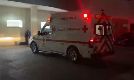 Motociclista sufre fractura expuesta tras caer de su motocicleta