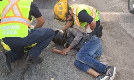 Motociclista resulta lesionado tras derrapar en Saltillo