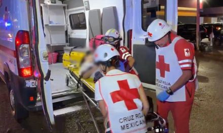 Motociclista al borde de la muerte tras accidente en el centro de Saltillo