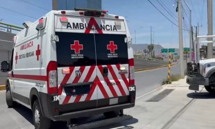 Motociclista de la tercera edad sufre probable fractura tras caída en Saltillo