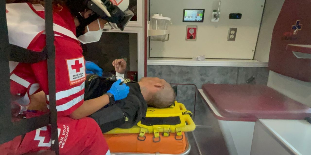 Motociclista resulta lesionado tras choque con camión de personal en la colonia Antonio Cárdenas
