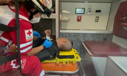 Motociclista resulta lesionado tras choque con camión de personal en la colonia Antonio Cárdenas