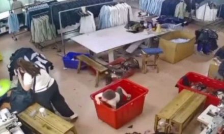 Menor fallece asfixiado dentro de una fábrica al quedar atrapado bajo una ‘montaña’ de ropa