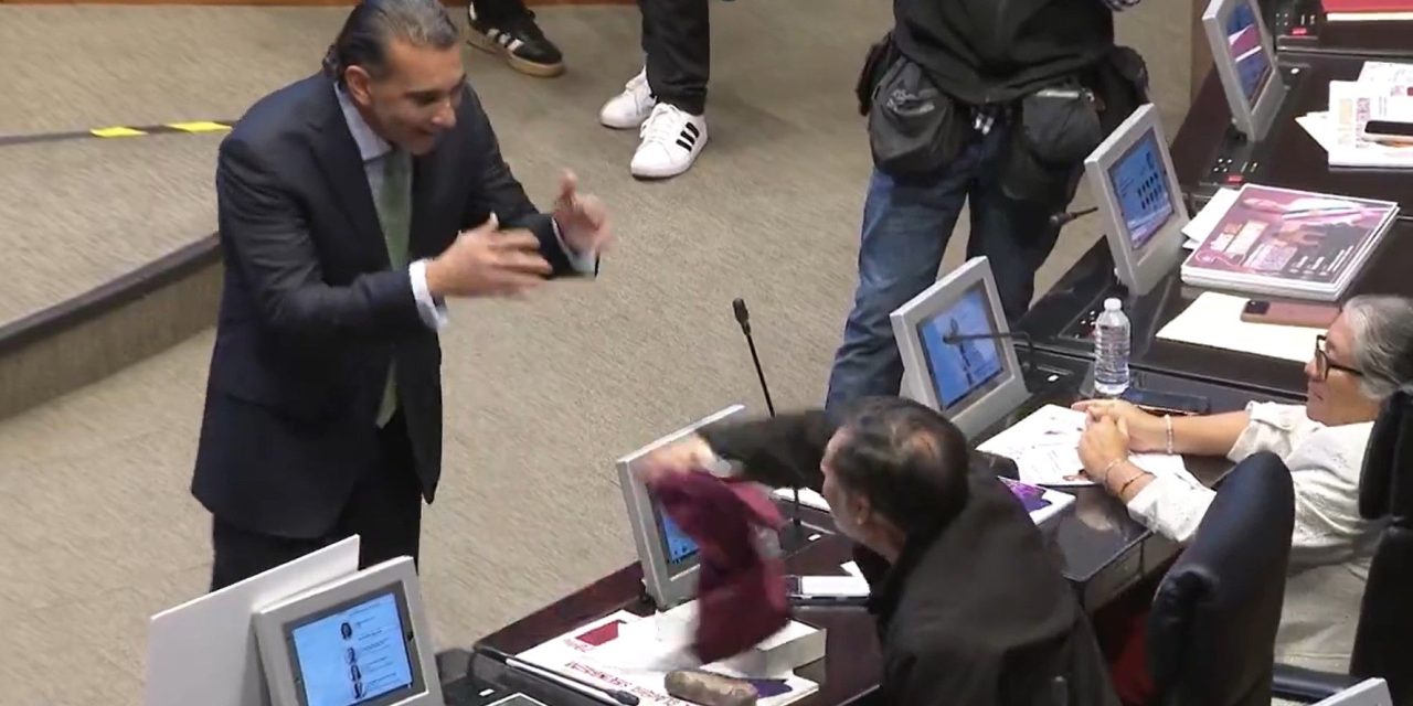 Así reaccionó Noroña cuando le llevan una playera ‘Yo con Rocha’ (video)