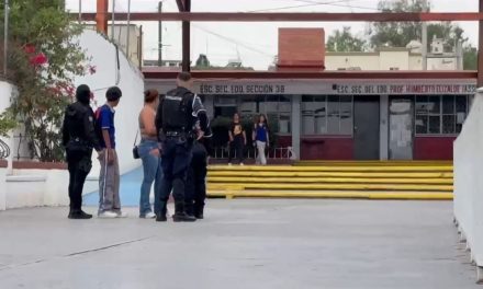 Saltillo: Padres de familia se manifiestan en escuela por presunto caso de acoso escolar