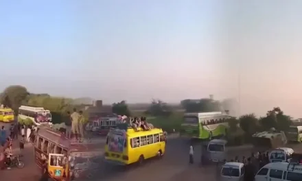 Volcadura de autobús en Pakistán deja una decena de personas sin vida y varios heridos
